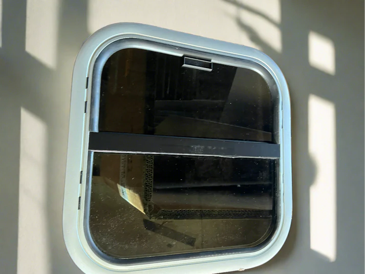 Trailer window with screen - Image 2