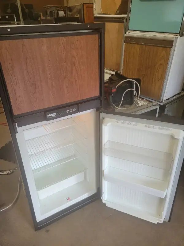Used Propane and Electric Norcold 9162 -6 cubic-reversible door - Image 3