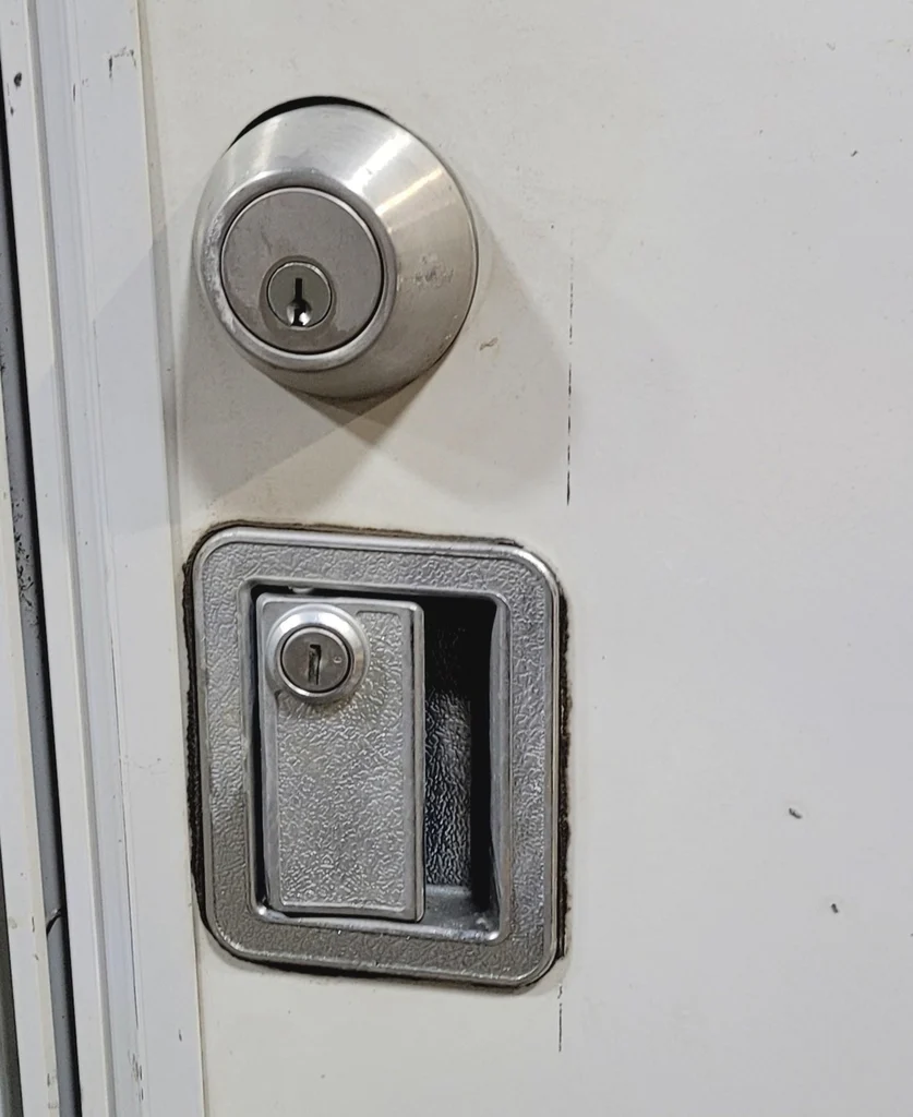 Used RV Square Entry Door 25 7/8" x 67 7/8" - Image 5