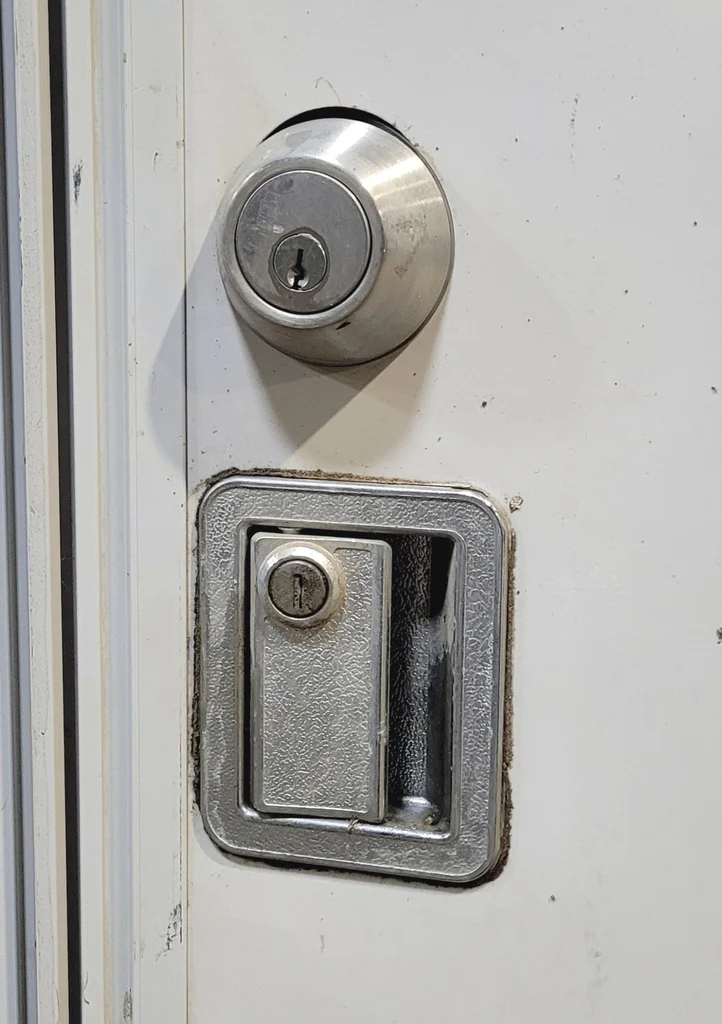 Used RV Square Entry Door 25 7/8" x 67 7/8" - Image 5