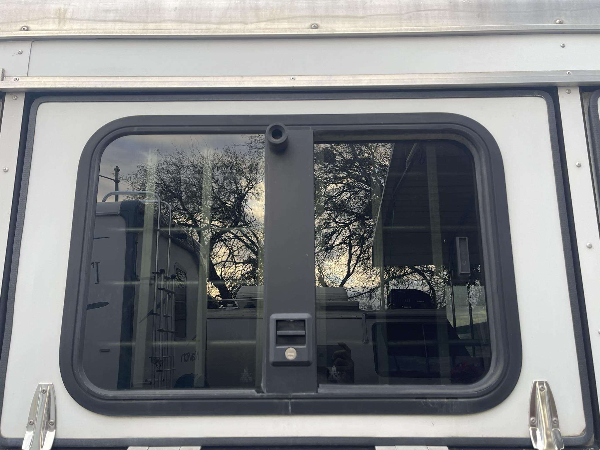 Dropdown trailer window with bars